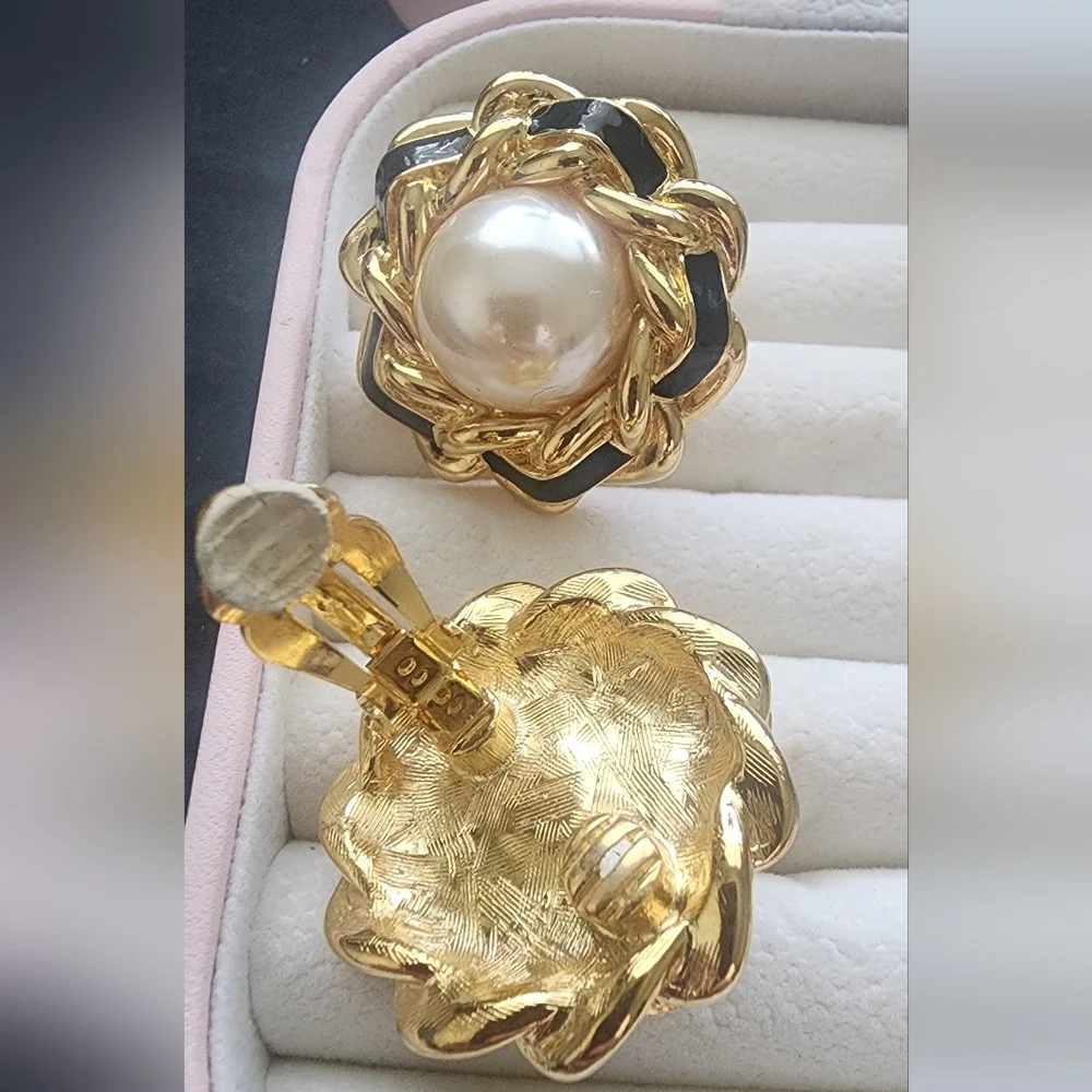 Elegant Gold Tone‎ and Black Pearl Earrings